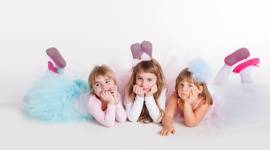 Baletnicą być, czyli wielkie marzenie małej dziewczynki LIFESTYLE, Dziecko - Każda mała dziewczynka przechodzi taki etap w swoim życiu, kiedy marzy o zostaniu baletnicą i występowaniu na scenie. Warto wspierać dziecko w nauce tej pięknej sztuki, ponieważ niesie ona za sobą wiele korzyści nie tylko zdrowotnych, ale także kształtujących charakter.