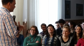 Szymon Hołownia o tym, co najważniejsze w życiu LIFESTYLE, Dziecko - O fundacji Kasisi, papieżu Franciszku i o tym, co ważne w życiu rozmawiali uczniowie Zespołu Szkół Społecznych STO z Szymonem Hołownią, absolwentem tej szkoły.