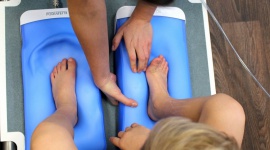 Jak zadbać o stopy dziecka? LIFESTYLE, Dziecko - Stopy dziecka kształtują się głównie do piątego roku życia. Jeśli w tym czasie zostaną zaniedbane, w późniejszym okresie mogą sprawić wiele problemów.