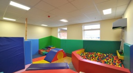 Dlaczego w salach zabaw dla dzieci jest tak głośno? LIFESTYLE, Dziecko - W salach zabaw hałas bywa nie do zniesienia. Tymczasem zadbanie o akustykę wcale nie jest trudne. Na co powinni zwracać uwagę właściciele sal i rodzice wybierający się do takich miejsc?