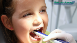 Stomatolog dziecięcy – jak leczyć bez bólu i lęku LIFESTYLE, Dziecko - Twoje dziecko płacze na samą myśl o dentyście? Lament, strach i ucieczka sprzed gabinetu to obowiązkowe punkty każdej wizyty? Nie musi tak być, oswój dziecko z leczeniem zębów jak najwcześniej, wybierz placówkę, w której czekają na nie bezbolesne zabiegi i przyjazny personel.