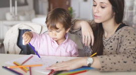 Koszt wychowania dziecka w Polsce LIFESTYLE, Dziecko - Według aktualnych danych Centrum im. Adama Smitha koszt wychowania jednego dziecka w Polsce, do 19 roku życia, mieści się w przedziale od 176 tys. do 190 tys. zł, a dwójki – od 317 tys. do 350 tys. zł.