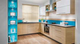 Drewno i porcelana w nowej kuchni KAMPlus LIFESTYLE, Dziecko - Minimalizm drewnianych matowych frontów przełamany intrygującym akcentem energetycznego turkusu to odważna propozycja firmy KAM dla tych, którzy chcą być pionierami w łamaniu monopolu wysokiego połysku w zabudowach kuchennych.