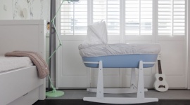 Kosz Mojżesza od Muppetshop LIFESTYLE, Dziecko - Coraz rzadziej w pokojach noworodków, tuż przed ich przyjściem na świat, pojawiają się łóżeczka dziecięce. Nie znajdziemy ich także tuż po porodzie. I nie jest to absolutnie przejawem lekkomyślności czy nieporadności rodziców. Wręcz przeciwnie!