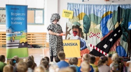 Dzieci będą uczyć się zasad bezpieczeństwa w domu LIFESTYLE, Dziecko - Premierowe spektakle pod hasłem „Bezpieczni w domu i mieszkaniu” odbyły się w środę, 18 maja w wybranych szkołach podstawowych w Warszawie. Tylko pierwszego dnia wzięło w nich udział blisko 900 dzieci. Inicjatorem akcji jest firma Skanska.