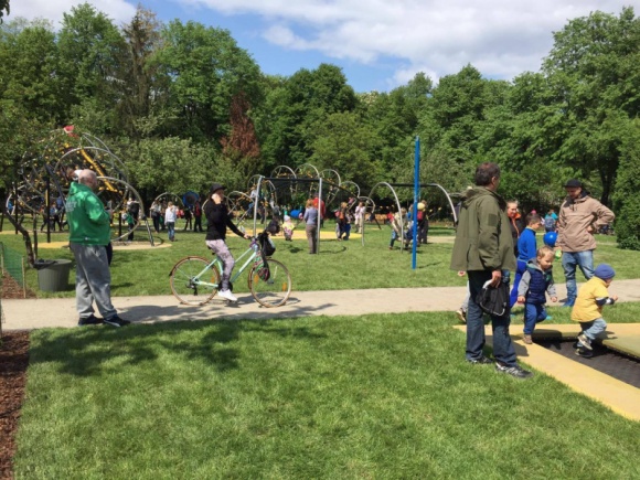 Otwarcie Parku Trampolin i eko warsztaty na Bielanach LIFESTYLE, Dziecko - W ubiegłą niedzielę 15 maja br. przy ulicy Marymonckiej 34 na warszawskich Bielanach odbył się wiosenny piknik z okazji otwarcia Parku Trampolin na Akademii Wychowania Fizycznego.