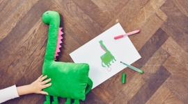 Trwa konkurs rysunkowy „Zabawa to poważna sprawa” LIFESTYLE, Dziecko - IKEA po raz kolejny realizuje marzenia dzieci – „ożywia” ich rysunki i zmienia je w pluszowe zabawki. Każda praca zgłoszona do konkursu ma szansę stać się pluszakiem, a Twoje dziecko może zostać projektantem globalnej kolekcji, która trafi na półki sklepów IKEA na całym świecie.