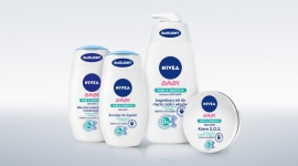 Emolienty NIVEA BABY do pielęgnacji skóry dziecka od samego początku LIFESTYLE, Dziecko - Emolienty NIVEA BABY pomagają zapewnić dziecku odpowiednią opiekę i nawilżenie, i tym samym codziennie, od samego początku, wspierać prawidłowy rozwój skóry malucha.