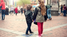 Mamo, tato gdzie jesteś? Co powinno wiedzieć dziecko, gdy się zgubi? LIFESTYLE, Dziecko - W czasie przedświątecznych zakupów wystarczy sekunda, by dziecko straciło z oczu mamę czy tatę. Zarówno dzieci, jak i rodzice w tym czasie muszą być bardzo uważni. Jak przygotować dziecko do tego, aby poradziło sobie i nie wpadło w panikę, gdy się zgubi?