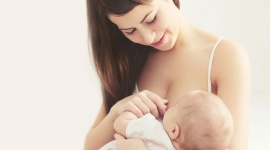 Mity na temat karmienia piersią LIFESTYLE, Dziecko - Karmienie piersią niesie ze sobą liczne korzyści zarówno dla nowonarodzonego maluszka jak i jego mamy. Nie zawsze jest jednak łatwe, ponieważ narosło wokół niego wiele mitów, z którymi trzeba się rozprawić.