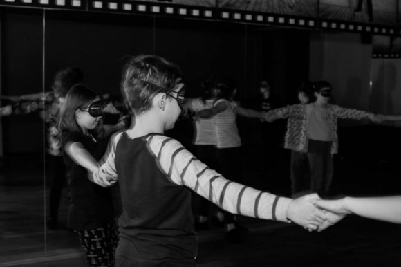 Dzieci i młodzież w niewidzialnym świecie Warsztaty z Akademią Młodych Talentów LIFESTYLE, Dziecko - W miniony weekend uczniowie Akademii Młodych Talentów stanęli przed niemałym wyzwaniem. Przy współpracy z Niewidzialną Wystawą wzięli udział w warsztatach artystycznych w opaskach na oczach.