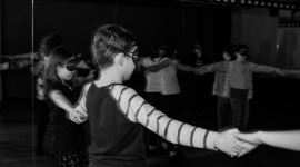 Dzieci i młodzież w niewidzialnym świecie Warsztaty z Akademią Młodych Talentów LIFESTYLE, Dziecko - W miniony weekend uczniowie Akademii Młodych Talentów stanęli przed niemałym wyzwaniem. Przy współpracy z Niewidzialną Wystawą wzięli udział w warsztatach artystycznych w opaskach na oczach.