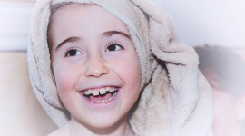 10 trików, dzięki którym Twoje dziecko pokocha mycie zębów LIFESTYLE, Dziecko - Jeżeli chcemy uchronić nasze dzieci przed ubytkami i próchnicą, to mycie zębów jest koniecznością, czy to się podoba malcom czy nie. Na szczęście mamy w zanadrzu kilka użytecznych wskazówek jak sprawić, żeby nasza pociecha z ochotą szorowała zęby minimum dwa razy dziennie!