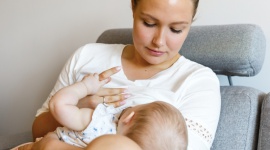 Karmienie piersią – poznaj mniej znane fakty! LIFESTYLE, Dziecko - Karmienie piersią ma wiele zalet, zarówno dla kobiety, jak i dziecka. Wiele mówi się o korzyściach w postaci budowania odporności dziecka, korzystnym wpływie na jego rozwój i wielu innych aspektach naturalnego karmienia.