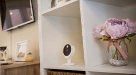 Kamera WiFi WIPC-301W - dodatkowa para oczu dla mam LIFESTYLE, Dziecko - Młodzi rodzice muszą coraz częściej bez wsparcia rodziny godzić pielęgnację niemowlęcia z codziennymi obowiązkami. Zwykłe zakupy, sprzątanie lub wyjście na kilka godzin do pracy to zadania niełatwe do zrealizowania, kiedy chcemy mieć dziecko stale na oku.