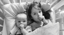 Ta mama codziennie robi wyjątkowe zdjęcia swoim dzieciom. Zobacz wystawę LIFESTYLE, Dziecko - Mieszkająca w Tarnowskich Górach artystka i mama połączyła pasję fotografa z fascynacją macierzyństwem i stworzyła Projekt 365. Każdego dnia, bez wyjątku, robi zdjęcia swoim dzieciom. W maju będzie można je zobaczyć w Galerii na Poziomie w Agorze Bytom. Wstęp wolny.