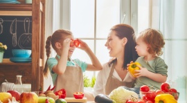 Kuchnia przyjazna dzieciom - jak zaangażować najmłodszych podczas gotowania? LIFESTYLE, Dziecko - Wspólne gotowanie, sprzątanie czy pomoc w innych domowych obowiązkach to sposób na spędzenie czasu z dziećmi.
