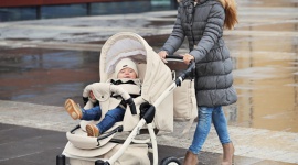 Mama wie lepiej: Misja wiosenny spacer - jak się do niego przygotować, co zabrać LIFESTYLE, Dziecko - Nareszcie nadchodzi wiosna – czas wyczekiwany chyba przez wszystkich rodziców. Coraz dłuższe dni i coraz wyższe temperatury sprzyjają spędzaniu czasu na świeżym powietrzu i pozwalają na coś więcej niż szybka rundka dookoła bloku czy pospieszny kurs po najbliższej okolicy.