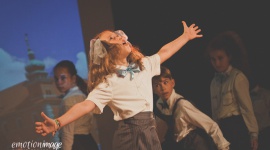 Masz w domu małego aktora? Pomóż mu rozwinąć talent LIFESTYLE, Dziecko - Każdy rodzic obserwując swoje dziecko podczas zabaw w domu czy wśród rówieśników może dostrzec tendencje do pewnych zachowań. Kiedy pociecha lubi występować przed rodziną i bliskimi oraz świetnie naśladuje różne postacie być może drzemie w niej urodzony aktor.