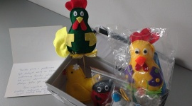 Kup zajączka – wspomóż dziecięce hospicjum. Fundacja „Pomóż Im” na Jarmarku LIFESTYLE, Dziecko - Wielobarwne stragany, a na nich mnóstwo ludowego rękodzieła, lokalne przysmaki, palmy, stroiki, pisanki i wiele innych świątecznych ozdób.