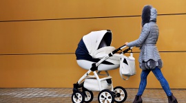 Mama wie lepiej: niebezpieczne potrząsanie dzieckiem – nie wolno tego robić! LIFESTYLE, Dziecko - Dziecko płacze, a Ty nie wytrzymujesz napięcia i energicznie potrząsasz malcem, krzycząc jednocześnie, aby się uspokoiło? Twój maluch ucisza się tylko wtedy, gdy mocno trzepiesz wózkiem – tak intensywnie, że sam/a