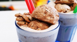 Pokażcie dziecku co było w Waszej naturze, gdy byliście mali LIFESTYLE, Dziecko - 63% mam będąc dziećmi najbardziej lubiło podwórkowe zabawy, takie jak berek czy ciuciubabka. Dziś stanowią one atrakcję dla zaledwie 23% najmłodszych. Trudno dzisiejszym maluchom zrobić dużą niespodziankę.Planując dzień z dzieckiem sięgnijmy do doświadczeń z własnego dzieciństwa.