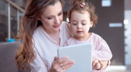 Prezent dla– dziecka wyzwanie dla rodziców LIFESTYLE, Dziecko - Najmłodsi odliczają dni do 1 czerwca, czekając na związane z nim przyjemności. Choć najważniejszy jest ciekawie spędzony wspólny czas z rodzicami, warto jednak dodatkowo umilić go upominkiem, który będzie zarówno pamiątką, jak i źródłem mądrej i rozwijającej zabawy.