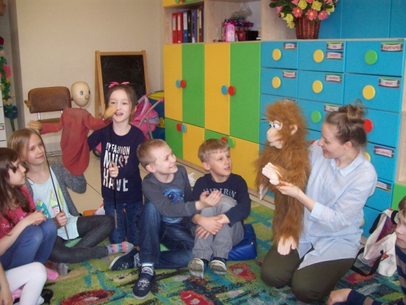 Czytają i dzielą się książką. W Społecznej Szkole Podstawowej w Białymstoku