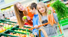 Nauka gospodarowania żywnością. Jak przekazać dzieciom pozytywne wzorce? LIFESTYLE, Dziecko - o trzeci dorosły Polak przyznaje, że zdarza się mu wyrzucać żywność . Jak w takiej sytuacji uczyć dzieci właściwych zachowań żywieniowych, edukować w zakresie mądrego gospodarowania żywnością i nauczyć ich niemarnowania jedzenia?