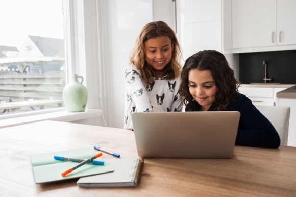 Wakacyjna szkoła językowa – jak uczyć dziecko języków obcych?