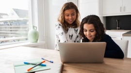 Wakacyjna szkoła językowa – jak uczyć dziecko języków obcych? LIFESTYLE, Dziecko - 8 tygodni wakacji to wystarczający czas na nauczenie się choćby podstaw języka obcego. Wykorzystując proste techniki, możemy wzbogacić słownictwo naszego dziecka – bez konieczności wysyłania go na obóz językowy, w dowolnie wybranym przez nas miejscu i czasie.