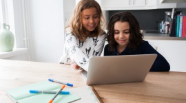Wakacje w sieci – jak zadbać o bezpieczeństwo dziecka w Internecie? LIFESTYLE, Dziecko - W czasie wakacji dzieci spędzają w Internecie znacznie więcej czasu, niż w ciągu roku szkolnego. Jak uniknąć zagrożeń wynikających z ciągłego surfowania w sieci i nakierować pociechę na przeglądanie właściwych treści?