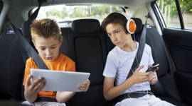 Dziecko w podróży – 5 sposobów na przetrwanie długiej jazdy samochodem LIFESTYLE, Dziecko - Wielokilometrowe podróże samochodowe z dziećmi na pokładzie to test wytrzymałości dla najmłodszych oraz egzamin z cierpliwości dla rodziców. Co zabrać ze sobą, jeśli przed nami kilka godzin drogi, a w grę nie wchodzi wyprawa nocą, pozwalająca na spokojny sen?