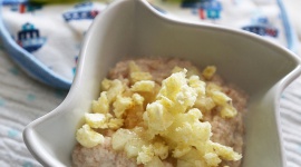 Pomysł na pełnoziarnistą kaszkę orkiszową z melonem i chrupkami LIFESTYLE, Dziecko - Pełnoziarniste dania powinny znaleźć się w menu nie tylko dorosłych, ale także dzieci. Już od najmłodszych lat warto dbać o właściwe nawyki żywieniowe, serwując dziecku przemyślane, wartościowe posiłki i ucząc je zasad zdrowego odżywiania.