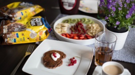 Szybki i łatwy sposób na wspólne śniadanie każdego dnia LIFESTYLE, Dziecko - 17% badanych mam twierdzi, że w ciągu tygodnia, w ich domach nigdy nie jada się wspólnie śniadań. Jedną z przyczyn – zaraz po braku czasu – jest niechęć dzieci do tego posiłku (13%).* Tymczasem nikt, a zwłaszcza najmłodsi, nie powinni go pomijać w codziennej diecie.