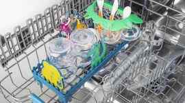 Nowa zmywarka Baby Care od Indesit LIFESTYLE, Dziecko - Narodziny dziecka są jednym z najpiękniejszych wydarzeń w życiu rodziny, ale jednocześnie nie da się zaprzeczyć, że przynoszą spore zmiany. Przy całej uwadze zwróconej na maluszka, zostaje znacznie mniej czasu na obowiązki domowe.