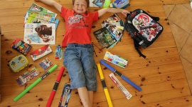 Pomóż skompletować „Wyprawkę od serca” LIFESTYLE, Dziecko - ​Kupując zeszyty, piórniki, materiały papiernicze – słowem wszystko czego może potrzebować uczeń, aby sprostać codziennym obowiązkom szkolnym, największy ból głowy dla wielu rodziców.