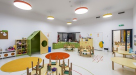 Architektura i design przyjazne dla najmłodszych LIFESTYLE, Dziecko - Przyjazna przestrzeń dla najmłodszych sprawia, że z przyjemnością przychodzą do przedszkola i miło spędzają czas na zabawie z rówieśnikami. Nowoczesne placówki edukacyjne zapewniają dzieciom komfortowe warunki do rozwoju. Jakie są dla nich najnowsze rozwiązania budowlane?