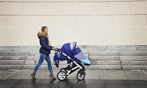 Mama wie lepiej: Kiedy można przesadzić malucha z gondoli do spacerówki