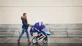 Mama wie lepiej: Kiedy można przesadzić malucha z gondoli do spacerówki LIFESTYLE, Dziecko - Pytanie kiedy można zmienić gondole na spacerówkę pojawia się zazwyczaj już ok 5 mc, kiedy maluszek robi się nieco bardziej ruchliwy i dużo bardziej ciekawy świata. Wielu rodziców wręcz nie może doczekać się usadzenia dziecka w wózku spacerowym