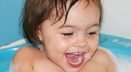 Radość z kąpieli – delikatna i bezpieczna piana od Linomag® LIFESTYLE, Dziecko - Odpowiedni preparat do kąpieli sprawi, że będzie ona nie tylko koniecznością, ale i wspaniałą zabawą dla malucha. Płyn do kąpieli LINOMAG® tworzy obfitą pianę, jest łagodny dla oczu, a przy tym zawiera bezpieczne dla skóry dziecka środki myjące.