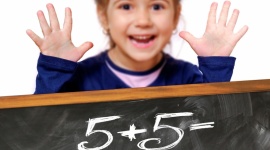 Siedź spokojnie, bo niczego się nie nauczysz… Otóż nie! LIFESTYLE, Dziecko - Lepsze wyniki w nauce matematyki osiągają uczniowie, którzy w trakcje zajęć mogą używać całego ciała – do takich wniosków doszli uczeni z Kopenhagi. Ruch wkomponowany w proces uczenia przekłada się na poprawę pamięci, lepszą koncentrację i większe zaangażowanie u dzieci.