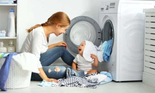 Noworodek w domu. Jak sprzątać i zadbać o zdrowie malucha?