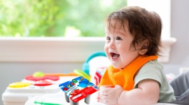 Przekąska dla malucha? Nie rezygnuj z niej, ale wybieraj świadomie! LIFESTYLE, Dziecko - Prawdopodobnie każdy z nas doskonale wie, jak ważne dla prawidłowego rozwoju dziecka jest odżywianie. Właśnie dlatego większość rodziców dba o to, aby ich pociecha jadła 4-5 zbilansowanych posiłków dziennie.