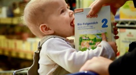Żywienie dzieci: Mleko krowie czy mleko modyfikowane? LIFESTYLE, Dziecko - Ile problemów przysparza i jakie kontrowersje wywołuje temat mleka, najlepiej wiedzą rodzice małych dzieci. Prędzej czy później przychodzi moment, w którym należy podjąć decyzję mleko zwykłe czy modyfikowane?