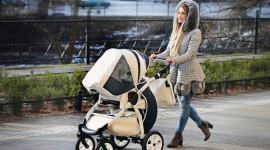 Mama wie lepiej: Misja jesienny spacer z dzieckiem - Jak to dobrze zorganizować, LIFESTYLE, Dziecko - Jesienny spacer z maluszkiem? A co w tym trudnego?! Ubieramy się i wychodzimy… pozornie brzmi banalnie, ale wcale nie jest to taka oczywista sprawa, a wizja jesiennego spaceru z maluchem często wzbudza niepokój w rodzicach.