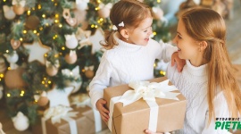 Jak wybrać wartościowy prezent dla malucha? LIFESTYLE, Dziecko - Każde dziecko z utęsknieniem czeka na podarunki, pozostawione pod świątecznym drzewkiem. Rodzice mają nie lada wyzwanie, by sprostać oczekiwaniom pociech i wśród tysięcy propozycji, znaleźć coś wartościowego. Co zrobić, by prezent gwiazdowy był trafionym wyborem?