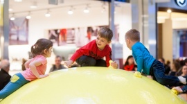 Port Łódź rozdaje uśmiechy dla najmłodszych LIFESTYLE, Dziecko - Port Łódź Junior świętuje Światowy Dzień Życzliwości i Pozdrowień. Z tej okazji w najbliższy weekend (25-26 listopada), w sali zabaw dzieci mogą wziąć udział w przygotowanych atrakcjach i konkursach.