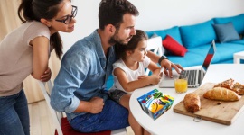 Jak nauczyć dziecko zdrowego odżywiania? LIFESTYLE, Dziecko - Prawidłowo zbilansowana dieta jest bardzo ważna, aby utrzymać pełnię zdrowia i energii. Szczególne znaczenie ma ona u dzieci, gdyż ich organizm i nawyki dopiero się kształtują. Jak więc wyrobić zdrowe nawyki, tak aby dziecko świadomie wybierało zdrowe jedzenie?