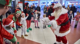 Spotkanie łódzkich Mikołajów w Porcie Łódź LIFESTYLE, Dziecko - Zbliża się jeden najpiękniejszych dni w roku – Boże Narodzenie. To też jedyny czas, kiedy Święty Mikołaj i jego liczni pomocnicy odwiedzają nasze domy by wręczyć dzieciom prezenty.